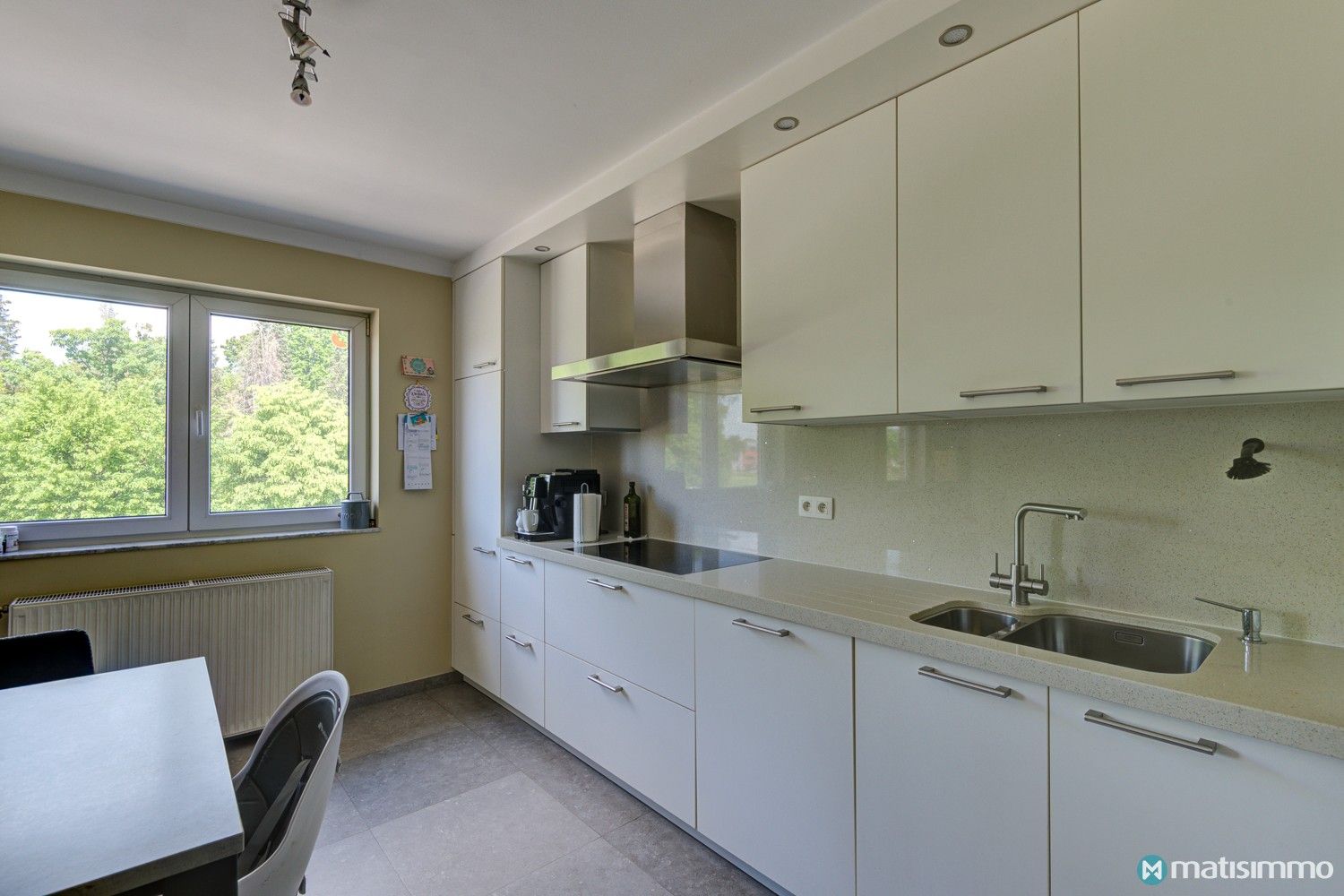 RUIM DUPLEXAPPARTEMENT MET 3 SLAAPKAMERS, AUTOSTAANPLAATS EN KELDERBERGING TE GENK foto 9