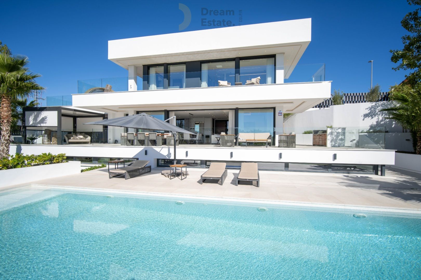 Moderne villa te Nueva Andalucia met open zicht. foto {{pictureIndex}}