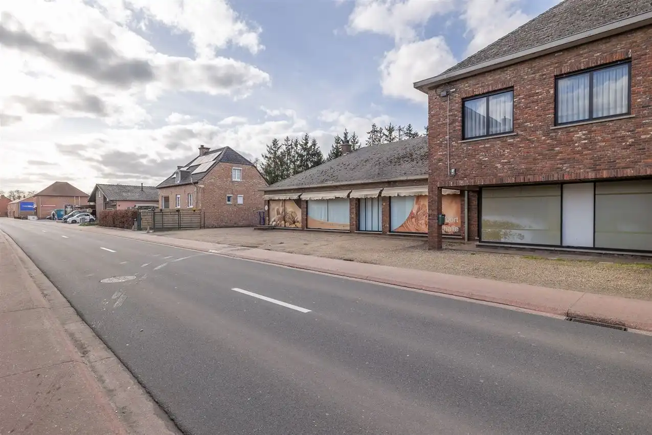 Handspand met ruime woonst en magazijn foto 24