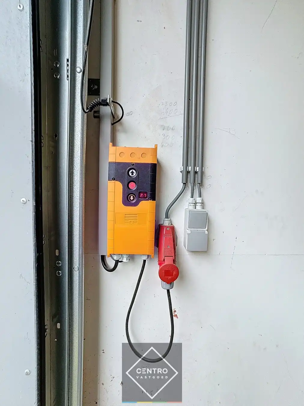 Instapklaar MAGAZIJN (50m²) met elektrische sectionaalpoort op een boogscheut van Brugge (Centrum). Parkeergelegenheid voor de deur. foto 5