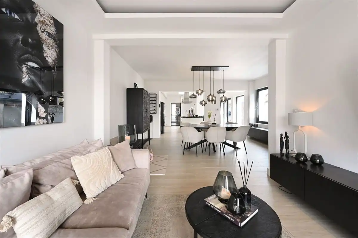 Geheel gerenoveerde woning met leuke tuin en grote garage foto 11