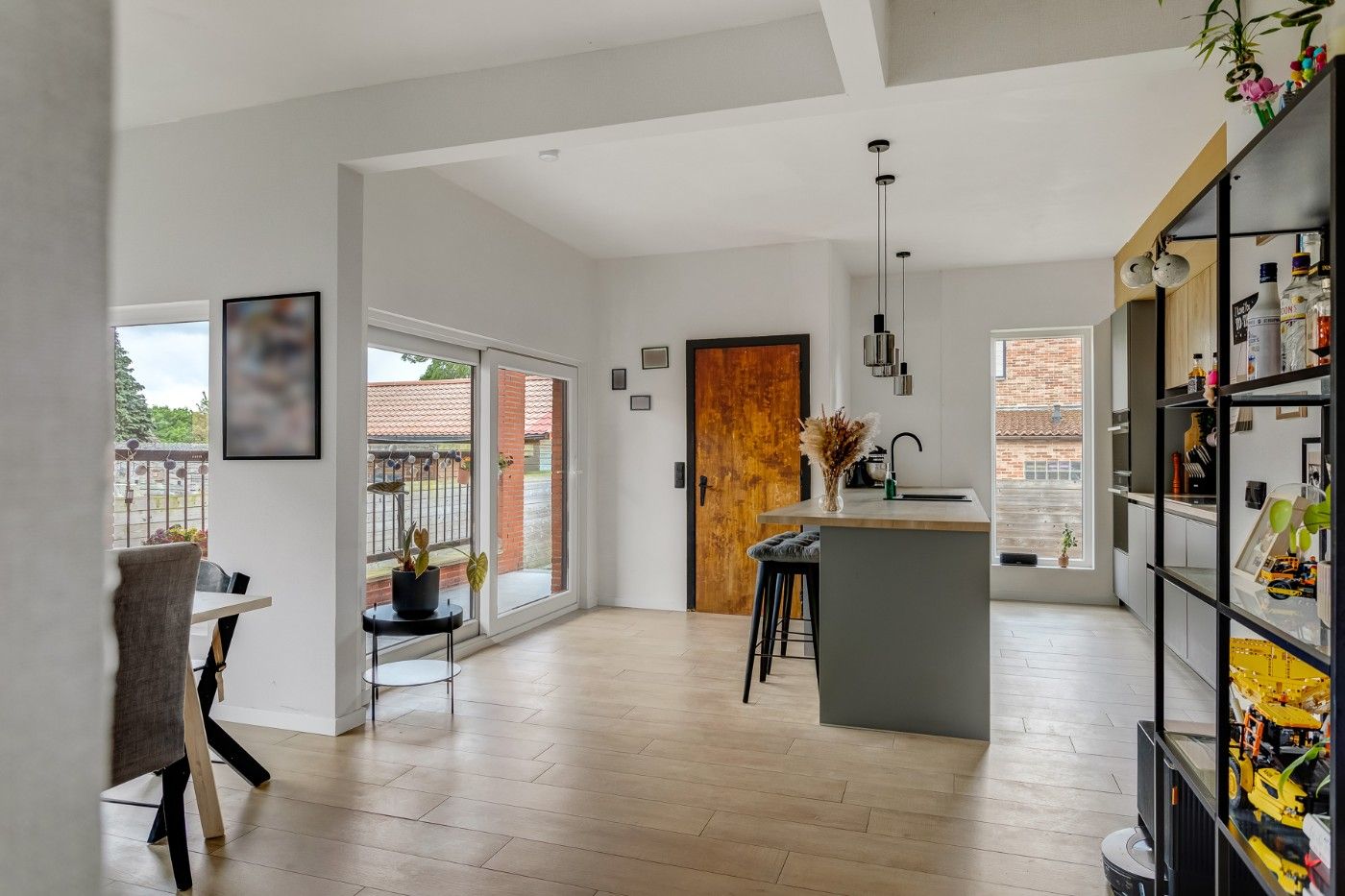 Vrijstaande, gerenoveerde woning met 2 slpk., garage, ruime souterrain, zolder en tuin foto 8