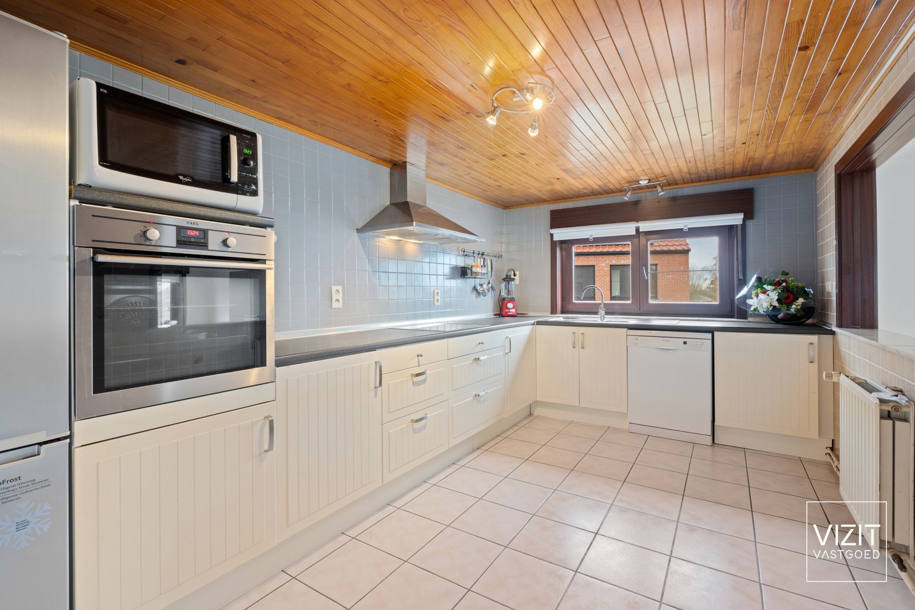 Zeer ruim appartmenet met 3 slaapkamers en parkeerplaats foto 8