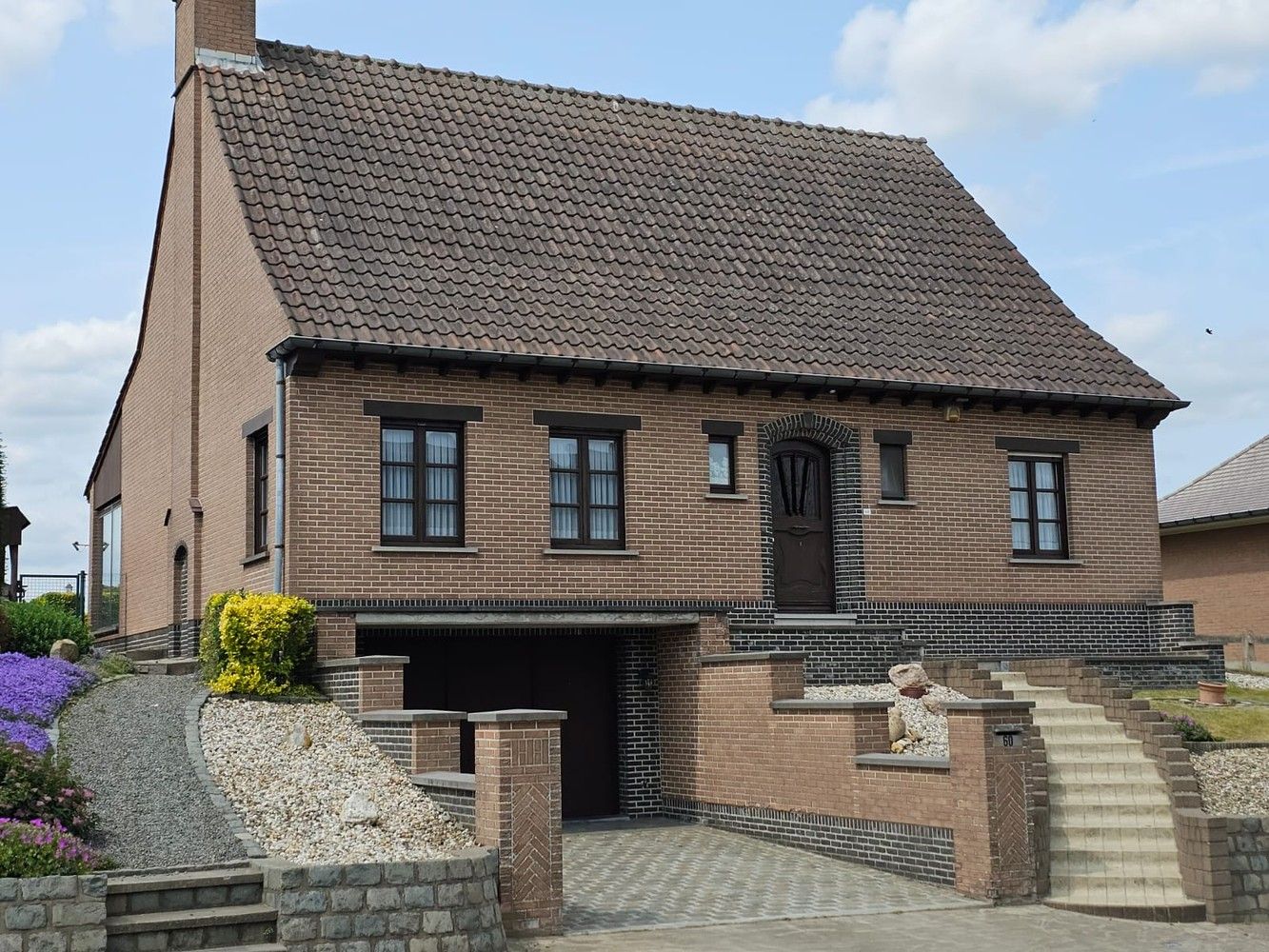 Volledig onderkelderde villa met zongerichte tuin foto 2