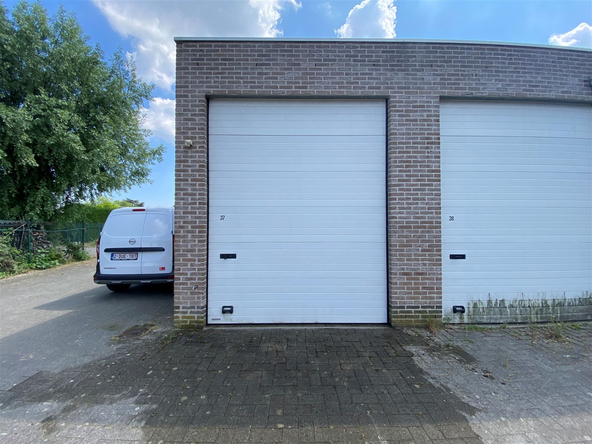 Afgesloten garagebox 30 m² - bovengronds  foto {{pictureIndex}}
