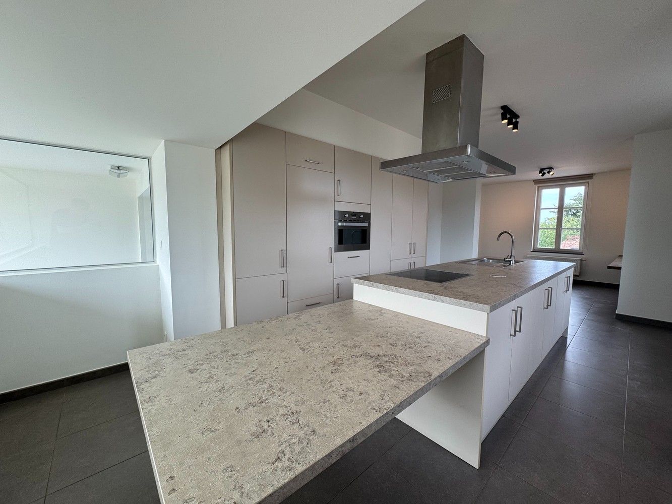 TE HUUR: Ruim Duplex-appartement met 4 staanplaatsen in Diepenbeek foto 9