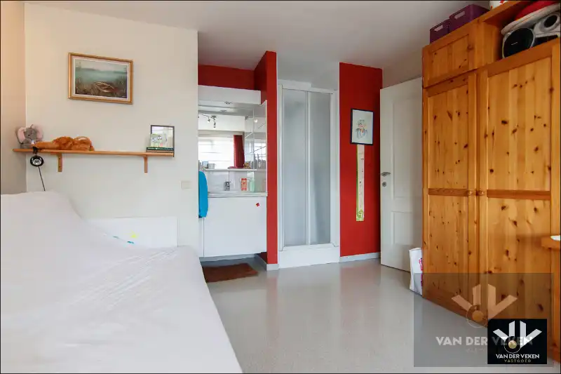 Energiezuinige, instapklare en ruime praktijkwoning met ideale ligging, tal van mogelijkheden en dubbele garage foto 21