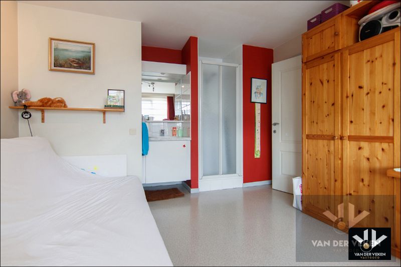 Energiezuinige, instapklare en ruime praktijkwoning met ideale ligging, tal van mogelijkheden en dubbele garage foto 21