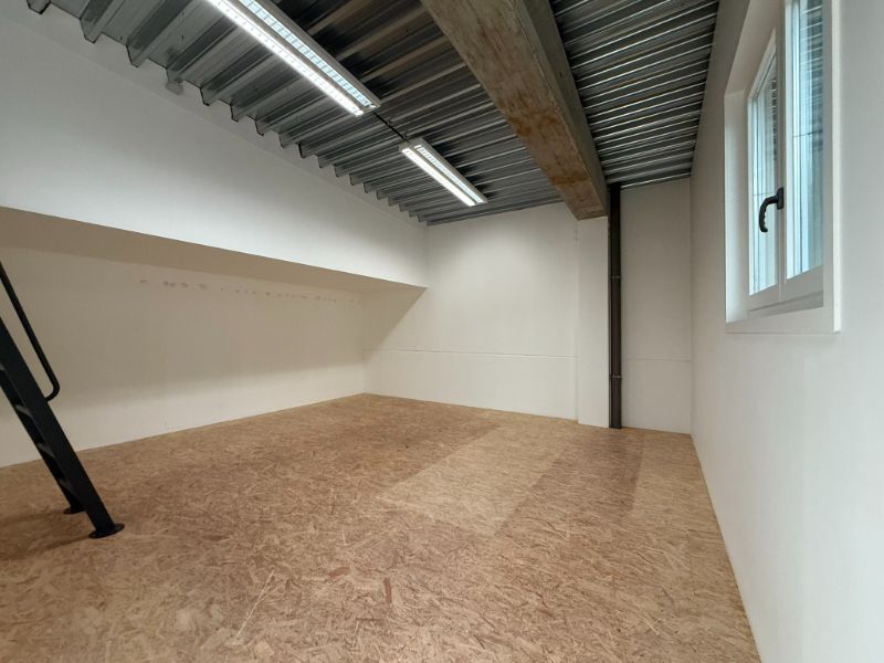 Modern bedrijfsgebouw met magazijn en kantoren foto 19