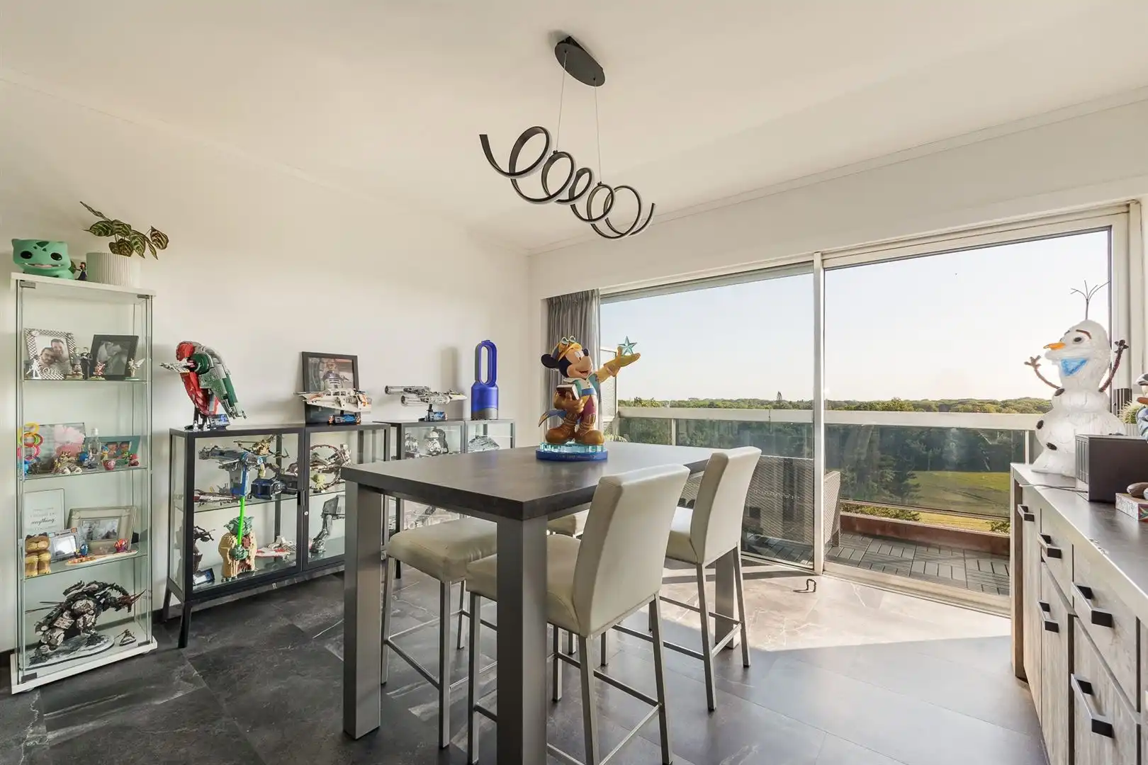 Lichtrijk appartement met panoramisch uitzicht en autostaanplaats foto 4