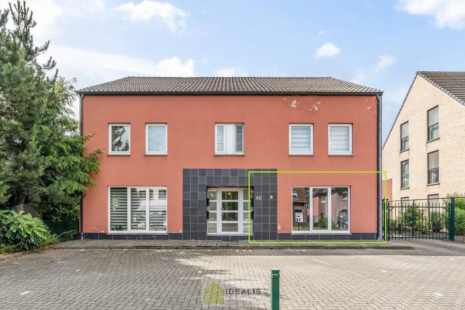 IDEALIS VASTGOED – GELIJKSVLOERS APPARTEMENT GELEGEN OP UITERST CENTRALE LOCATIE TE HECHTEL-EKSEL foto {{pictureIndex}}