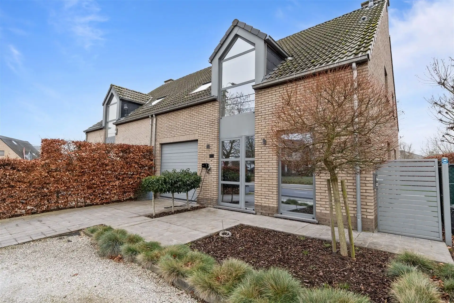 Recente halfopen bebouwing uit 2010, instapklaar met tuin en zwembad. foto 24