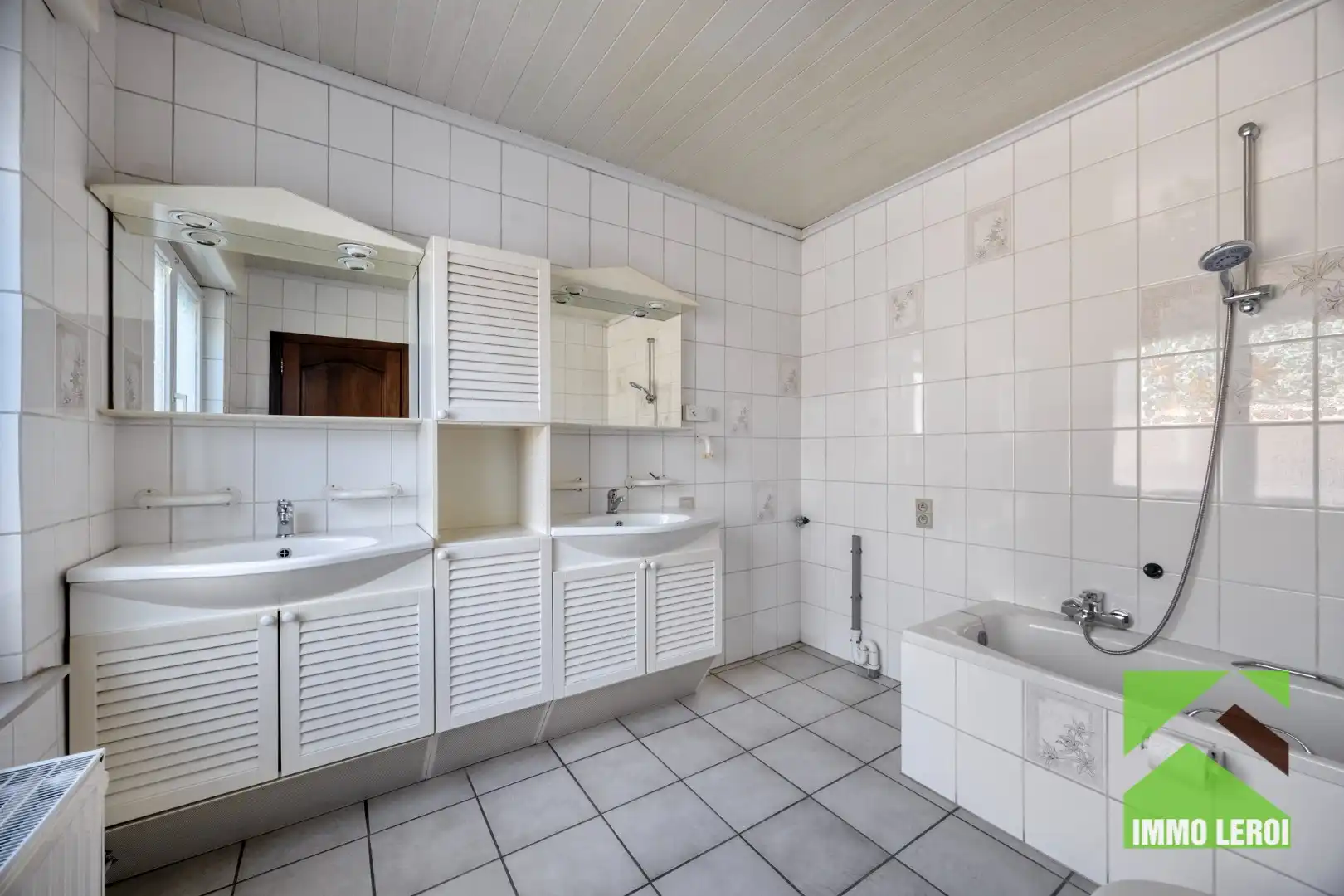 Mooie gezinswoning met 2 garages en prachtige tuin op totaal 52a 91ca foto 9
