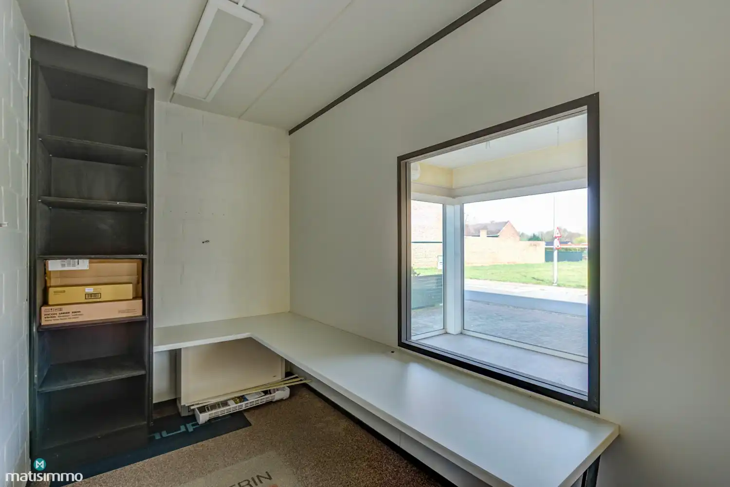 RUIM HANDELSPAND (SHOWROOM/BUREAU EN ZEER GROOT MAGAZIJN) MET VEEL MOGELIJKHEDEN TE BILZEN foto 9