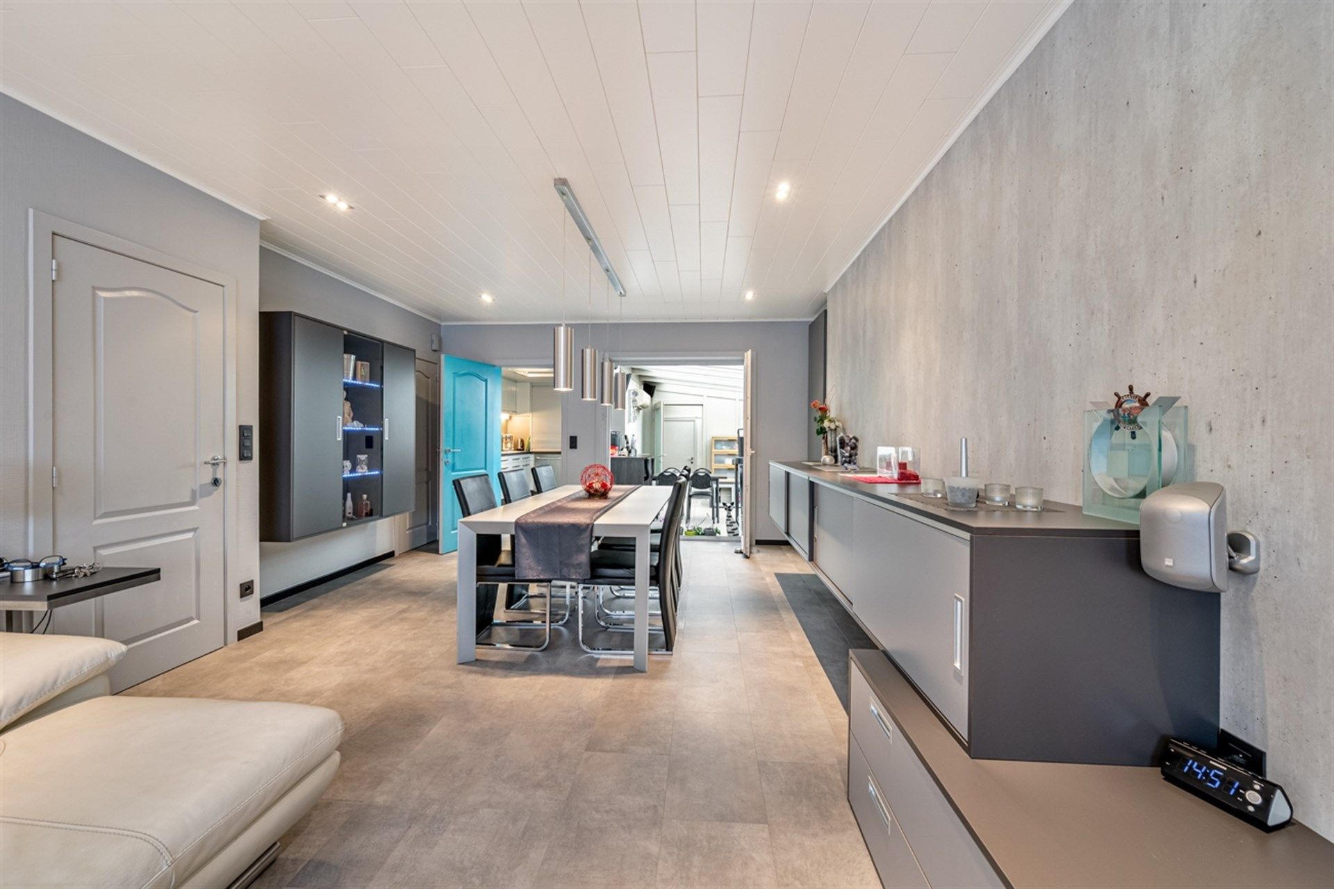 Ruime halfopen bebouwing met 4 slaapkamers, grote tuin en dubbele garage foto 2