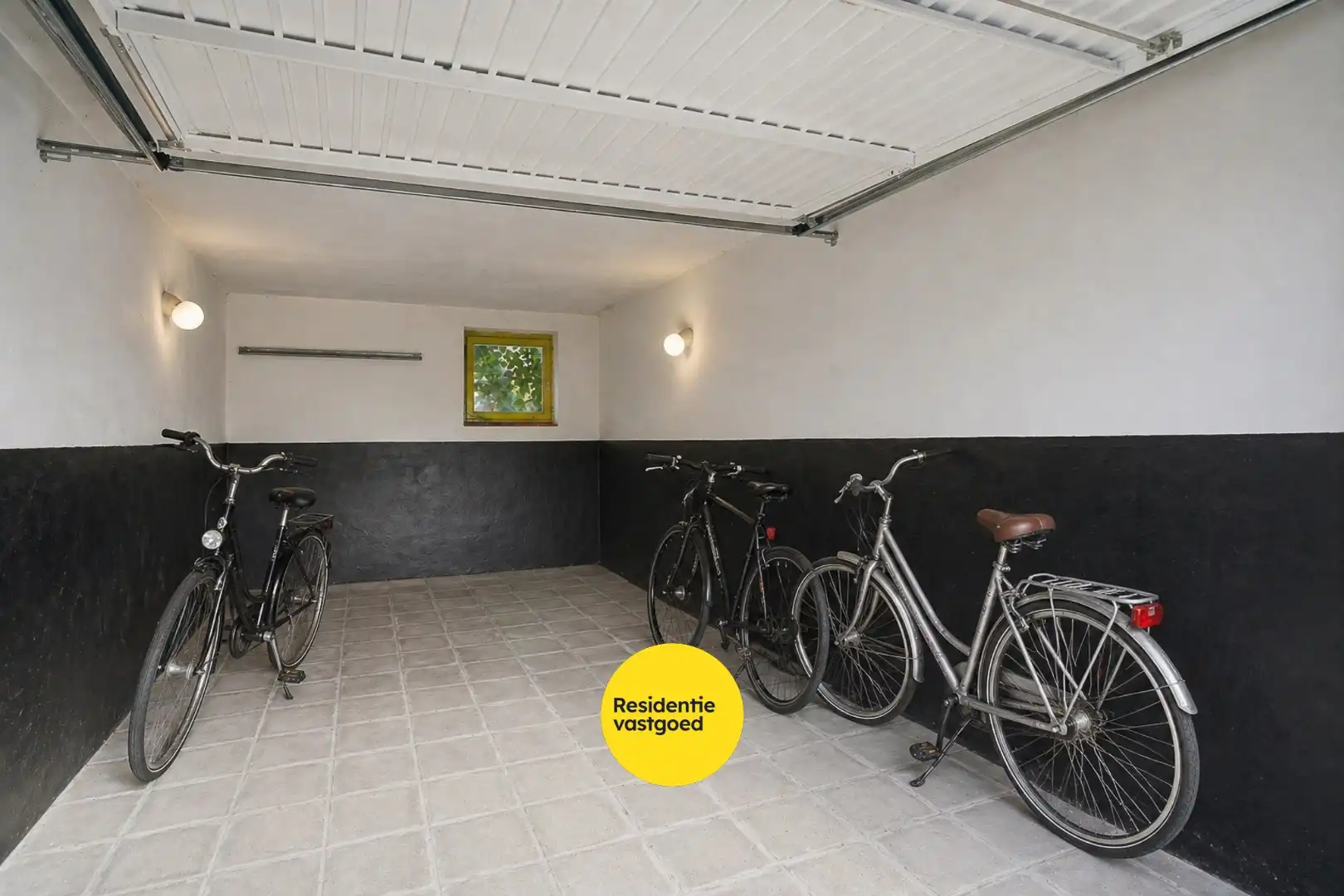 Instapklaar appartement met 2 slpks en garage te Sint-Andries! foto 14