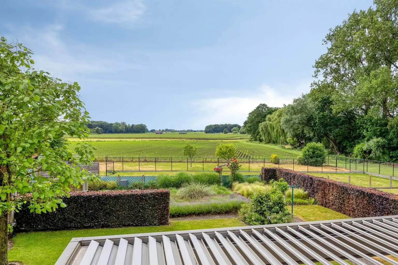 Toffe, vrijstaande split-level woning met 4 slaapkamers, inpandige garage, prachtig aangelegde tuin en zonnepanelen, rustig gelegen in het landelijke Ophoven.  foto 25