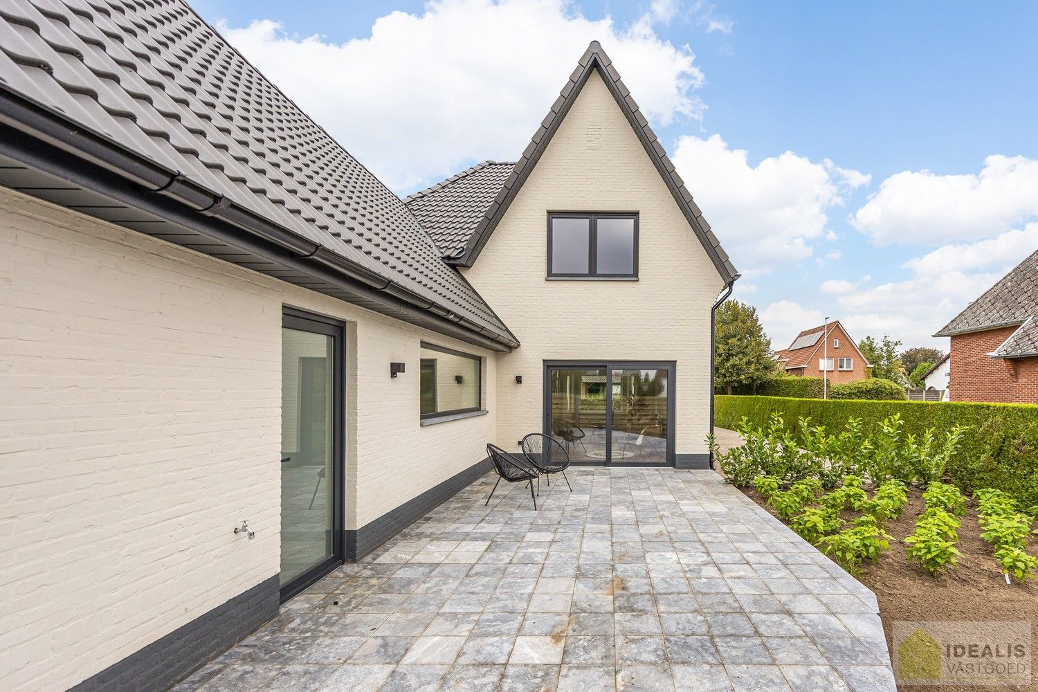 IDEALIS VASTGOED – Schitterend volledig vernieuwde woning met een heerlijke open leefruimte, luxe keuken, 3 ruime slaapkamers, een ruime luxueuze badkamer én een ruime wasplaats! Dit heerlijke huis bevindt zich op een volledig nieuw aangelegd perceel van 7a 88ca vlakbij het centrum van Hamont-Achel, op slechts enkele minuten van de Nederlandse grens - EEN MUST VISIT! - foto 8