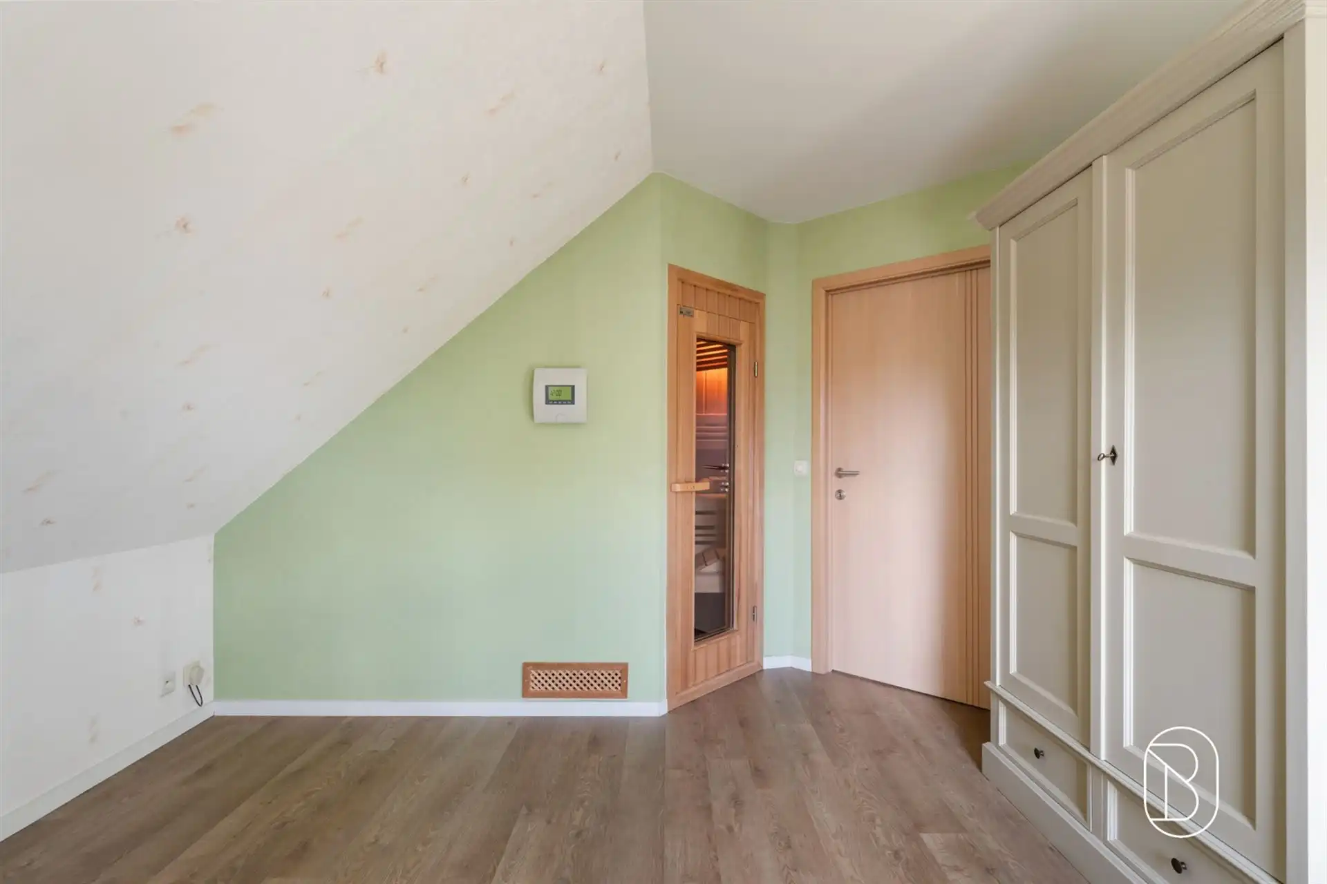 Toffe gezinswoning met prachtige tuin en bijgebouw.  foto 17