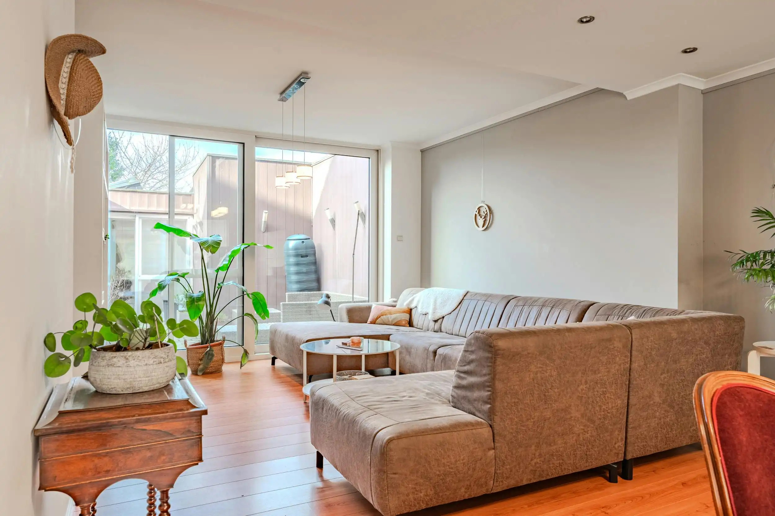 Ruime woning met vijf slaapkamers en gezellige stadskoer foto {{pictureIndex}}