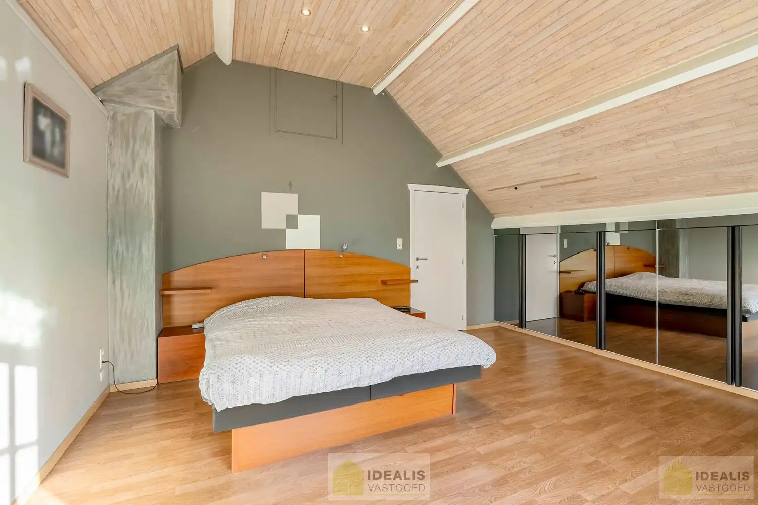 IDEALIS VASTGOED – ROYALE, INSTAPKLARE EN ZEER GOED ONDERHOUDEN GEZINSWONING OP EEN RUIM EN RUSTIG PERCEEL VAN 44A 33CA MET 5 KNAPPE SLAAPKAMERS, HEERLIJKE VERANDA, VRIJSTAANDE GARAGE EN 32 ZONNEPANELEN MÉT CERTIFICATEN ÉN ZONNEBOILER - De woning omvat maar liefst +- 265m² bewoonbare oppervlakte met ruime woonkamer, uitgeruste keuken, 5 slaapkamers, badkamer, vrijstaande garage én 32 zonnepanelen. De woning is rustig gelegen op een perceel met een opp. van 44a 33ca. foto 28