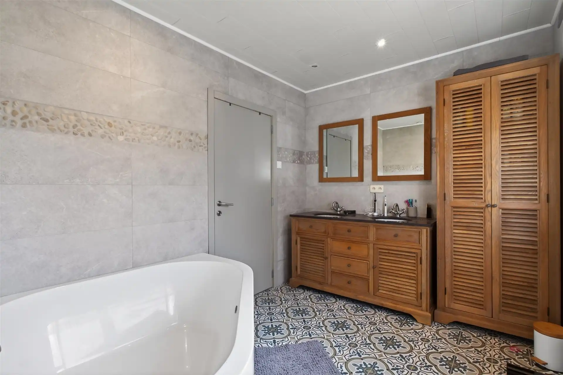 Recente handelszaak met heel ruime woonst op absolute topligging te Overmere. foto 17