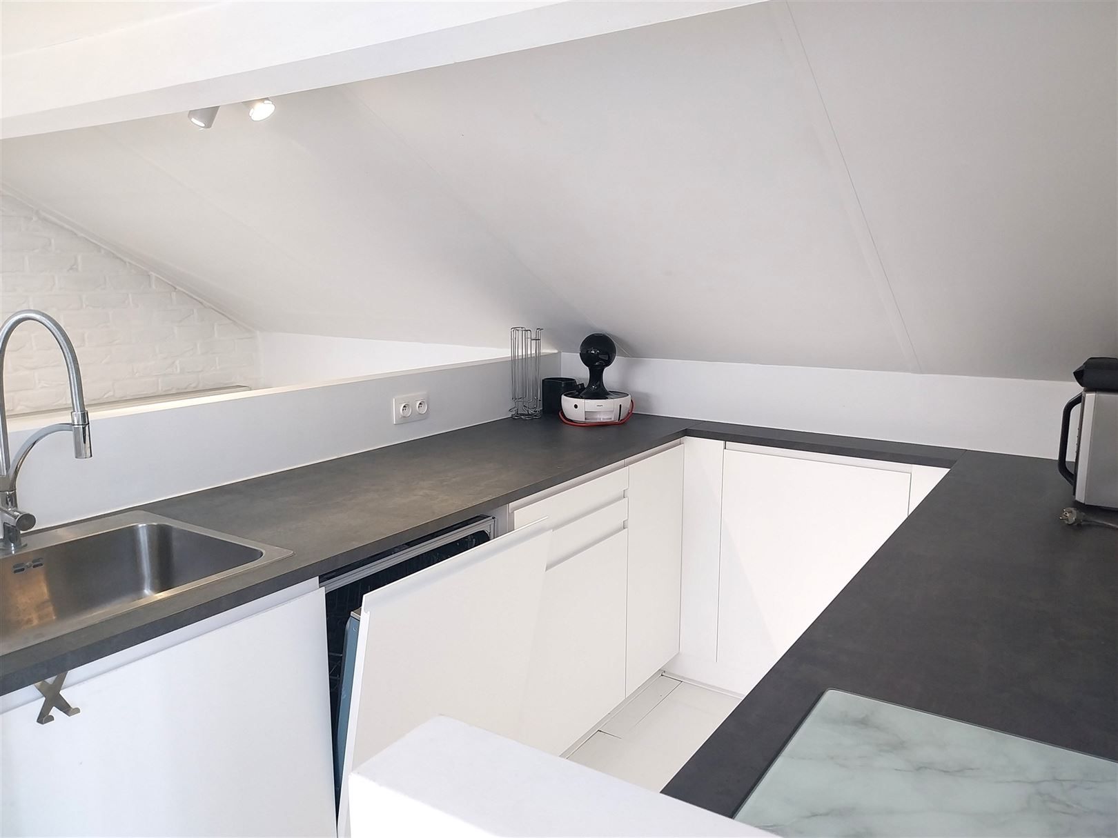 TE HUUR: Gemeubeld dakappartement met 2 slaapkamers te Heusden! foto 6