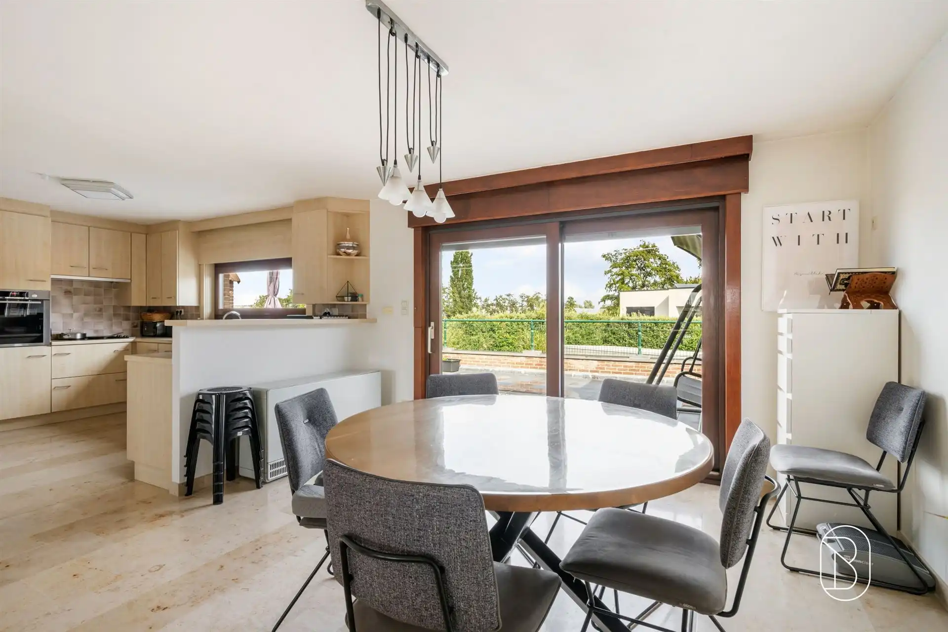 Ruime woning met atelier, bureau en maar liefst 3 garages foto 12