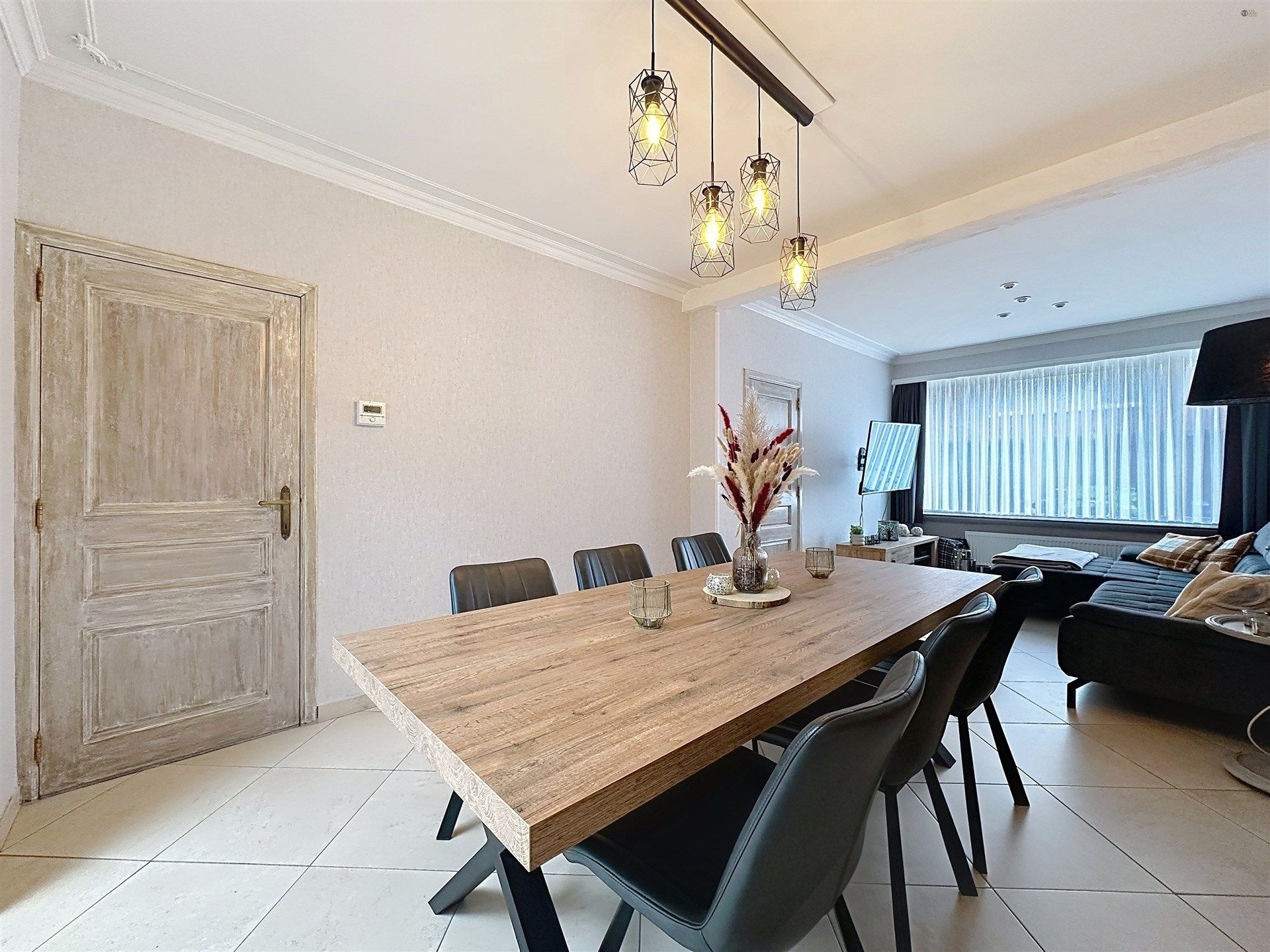 prachtige instapklare woning met stadstuin in Beveren Centrum! foto {{pictureIndex}}