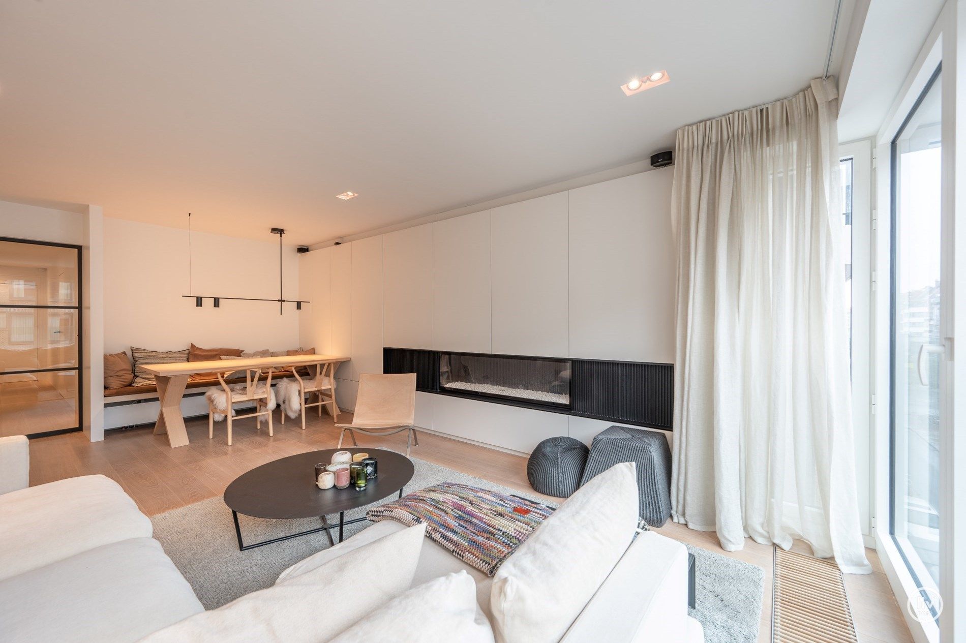 Mooi gerenoveerd, ruim 2 slaapkamer-appartement met mooie gevelbreedte centraal gelegen op de Lippenslaan te Knokke.  foto 9