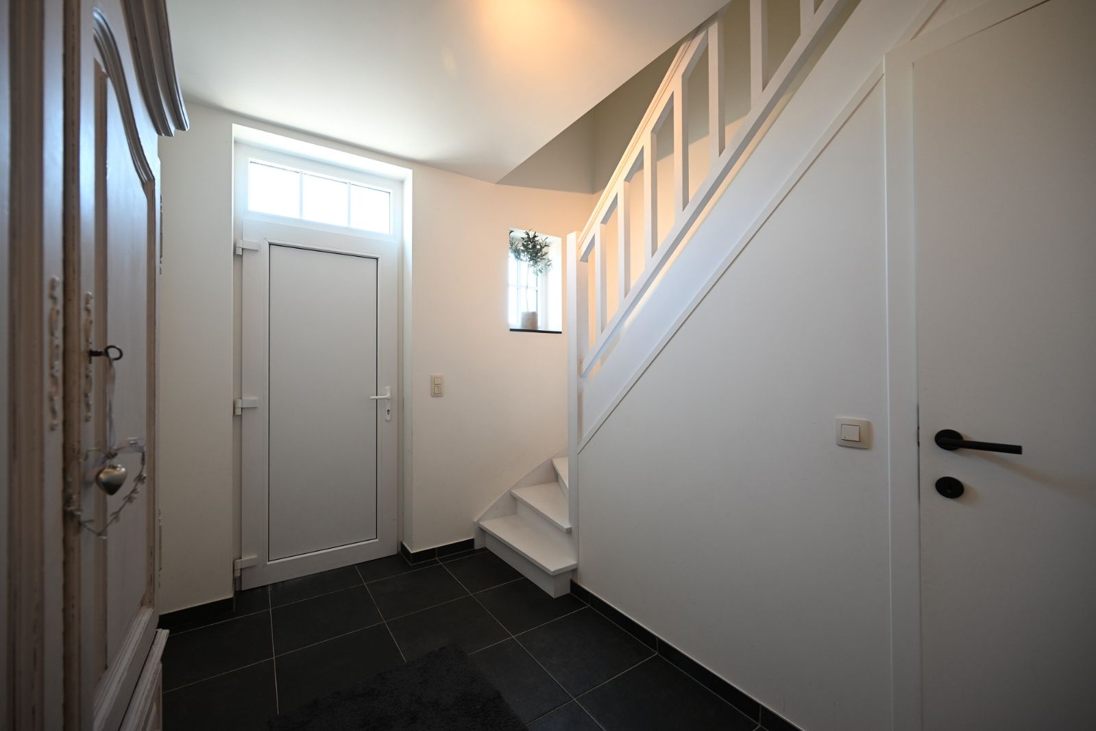 Gezinsvriendelijke Woning met Open Keuken, Tuin parkeerplaats en Garage foto 3