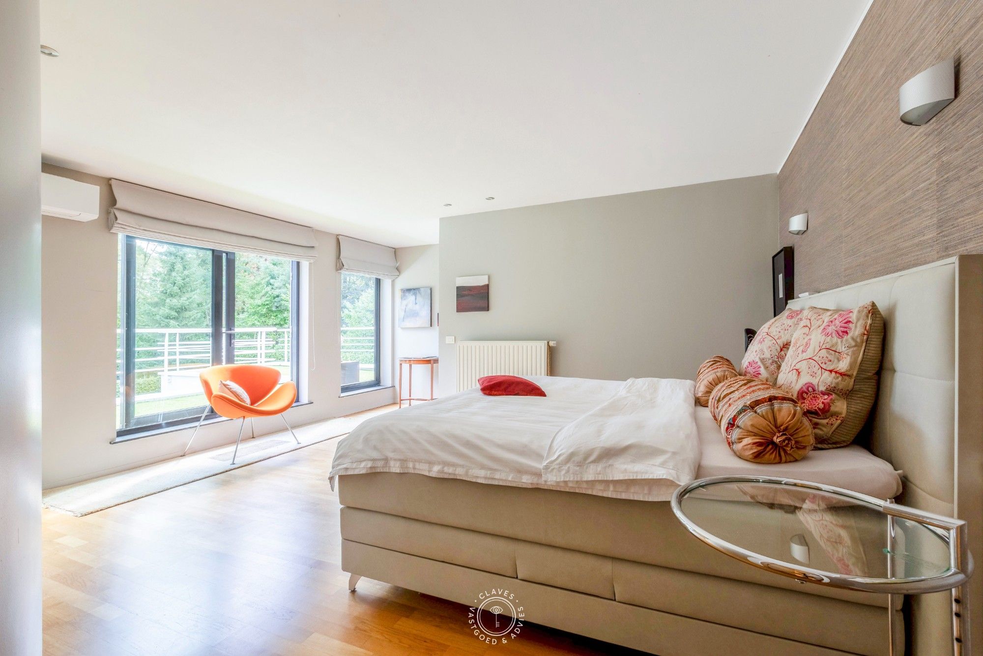 Architecturale villa met prachtige tuin en zwembad foto 23