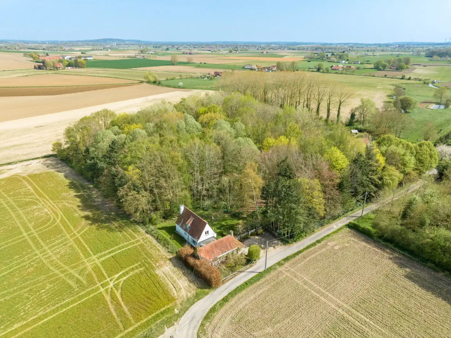 Hoofdfoto van de publicatie: Exclusieve alleenstaande woning te koop in het idyllische en landelijke Kooigem