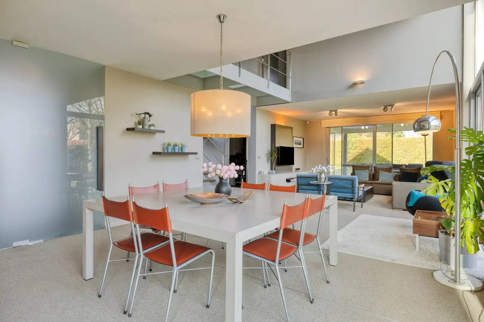 Moderne, ruim ingedeelde woning op een mooi perceel van 13 are met zwembad. foto 5