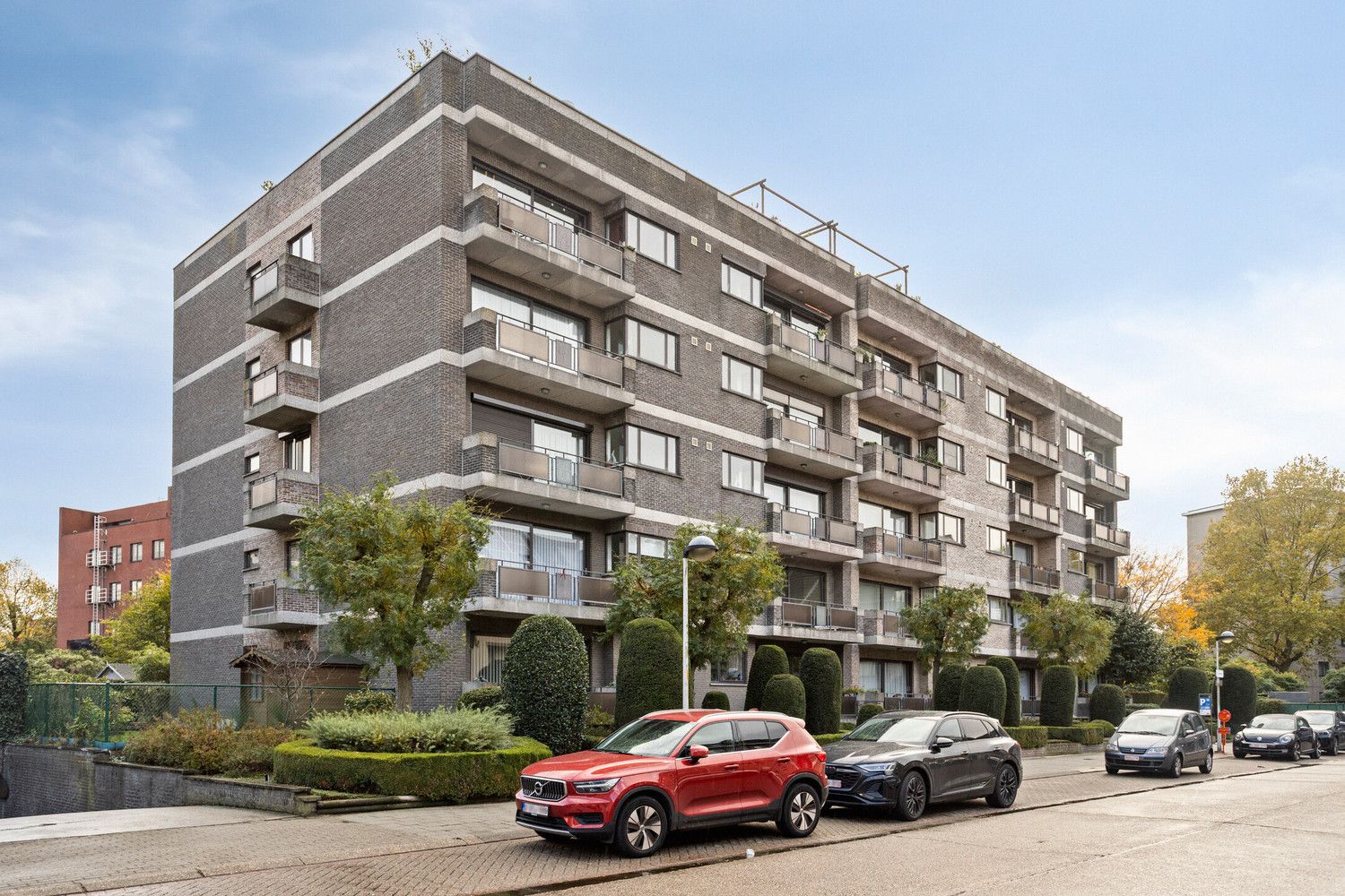 Zeer ruim 3-slk APP. met 2 terrassen en garagebox met extra parking! foto {{pictureIndex}}