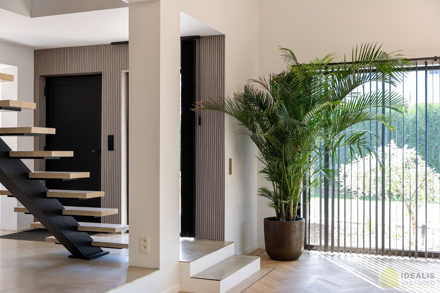 SCHITTERENDE VILLA OMRINGD DOOR PRACHTIGE TUIN MET EEN ZUIDERSE TOETS! foto 8
