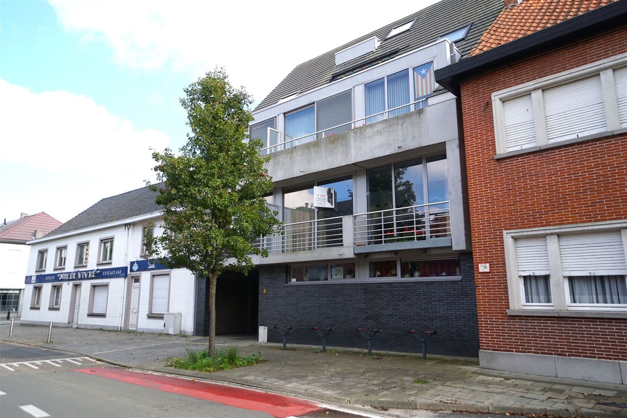 2 slaapkamer-appartement met terras en garage, gelegen in het centrum van Oosteeklo foto {{pictureIndex}}