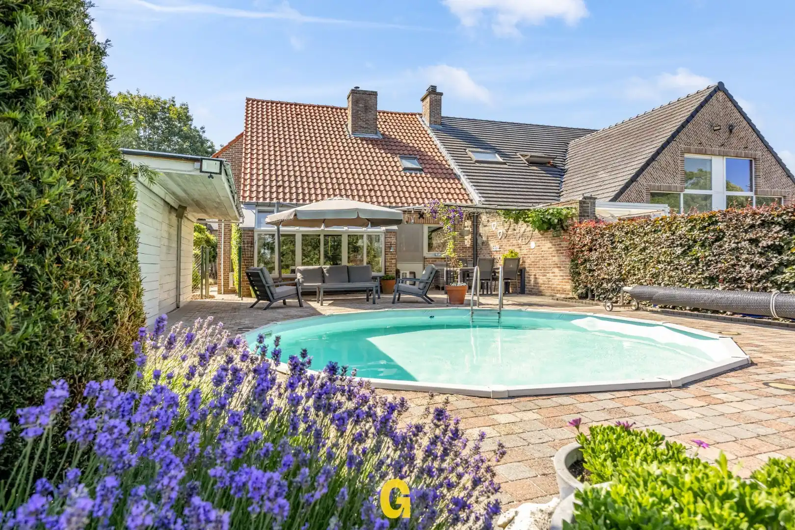 Halfopen woning met prachtige tuin met zwembad en blijvend zicht op achterliggend groen foto 23