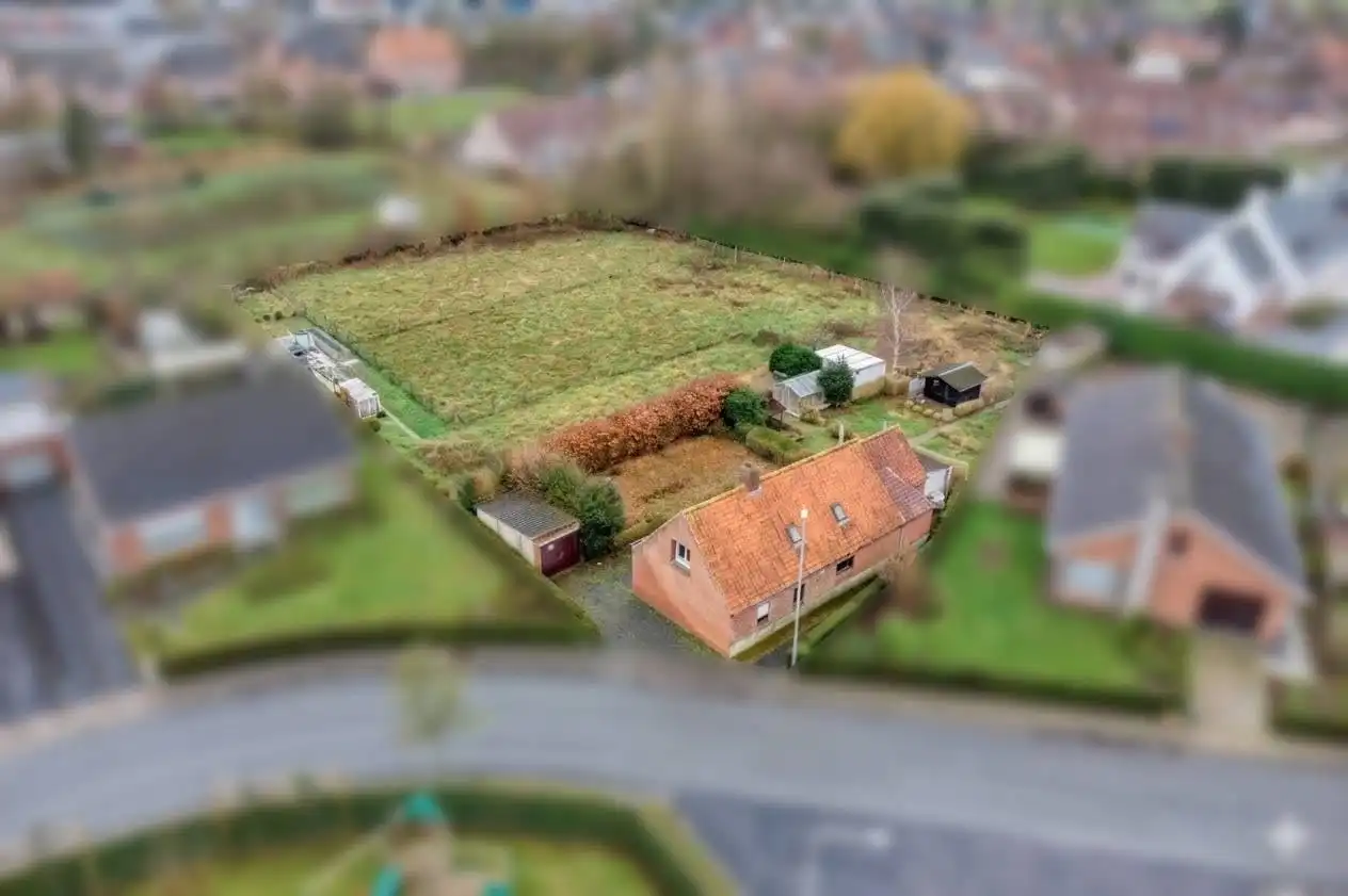 Uitzonderlijke bouwgrond van 3.325 m² te Ingelmunster! foto {{pictureIndex}}