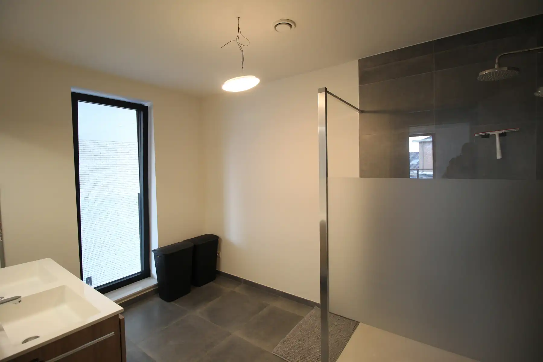 Ruim appartement van 122 m² met 2 slaapkamers, 2 terrassen, autostaanplaats en kelderberging. foto 11