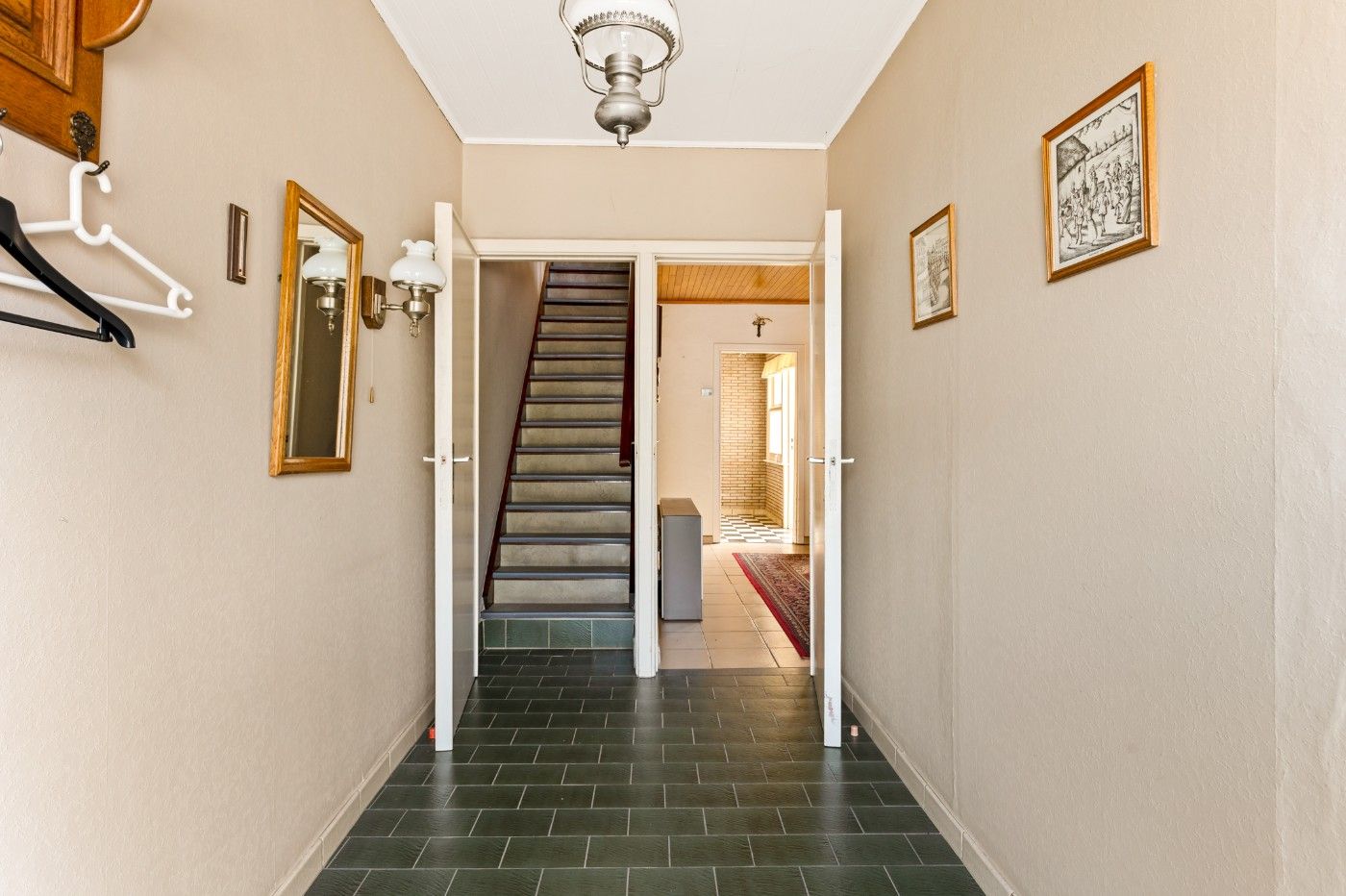 Te renoveren woning met 2 slpk. en tuin foto 2