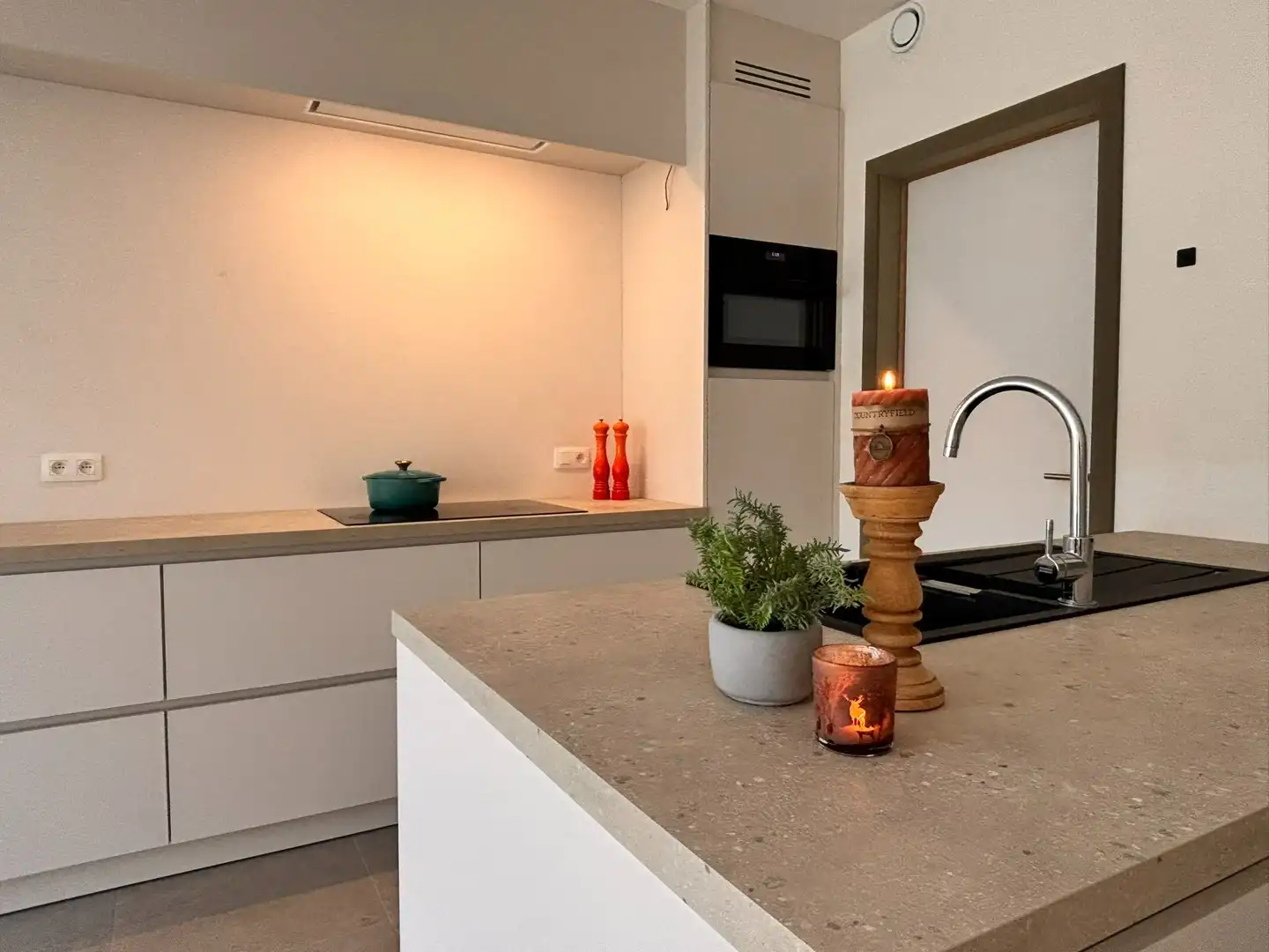 Gelijkvloers éénslaapkamerappartement met tuin en ruime garage foto 3