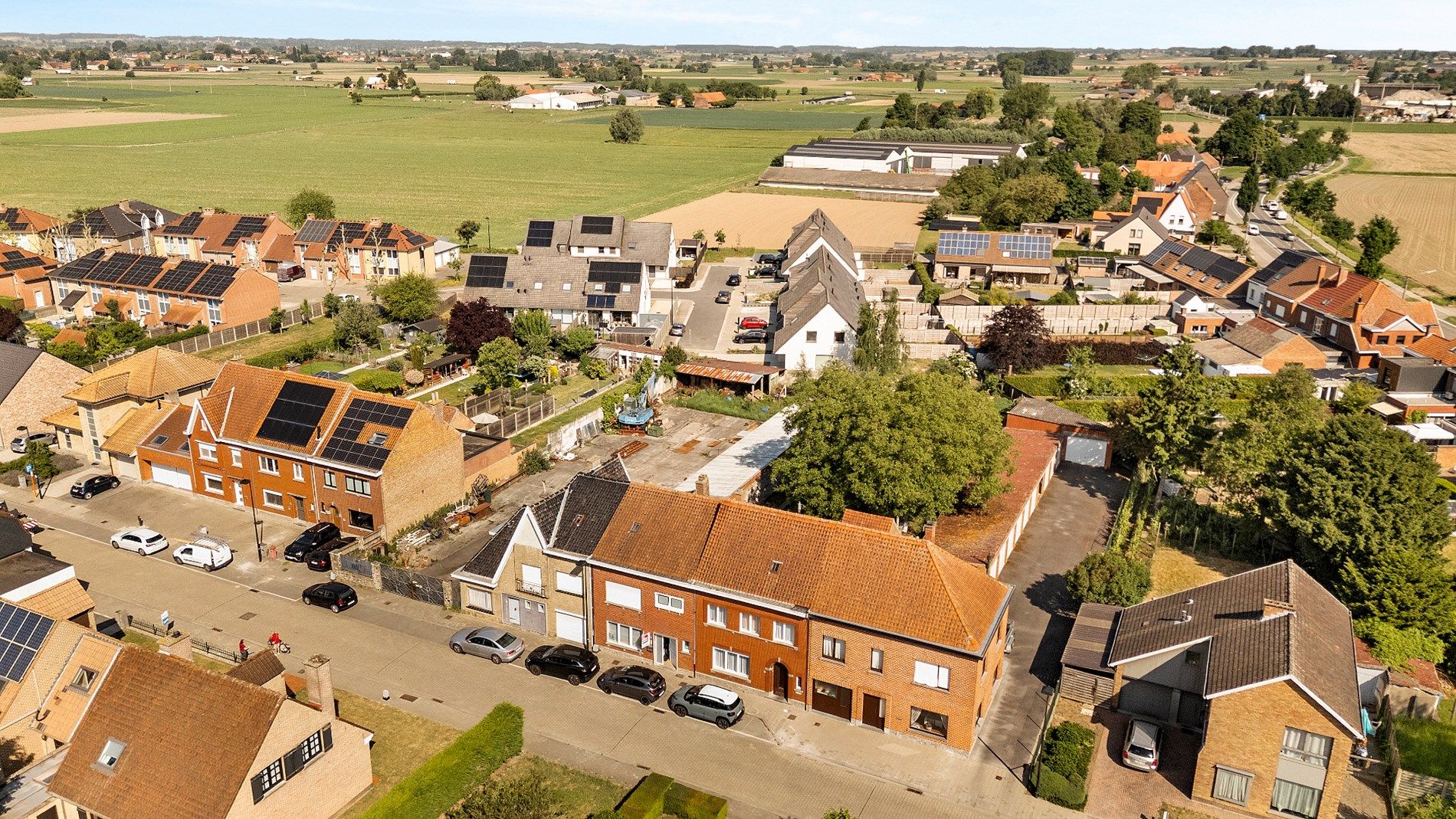 Hoofdfoto van de publicatie: RUIME WONING OP 439M² MET 3 SLPKS, RUSTIGE LIGGING EN GROTE TUIN
