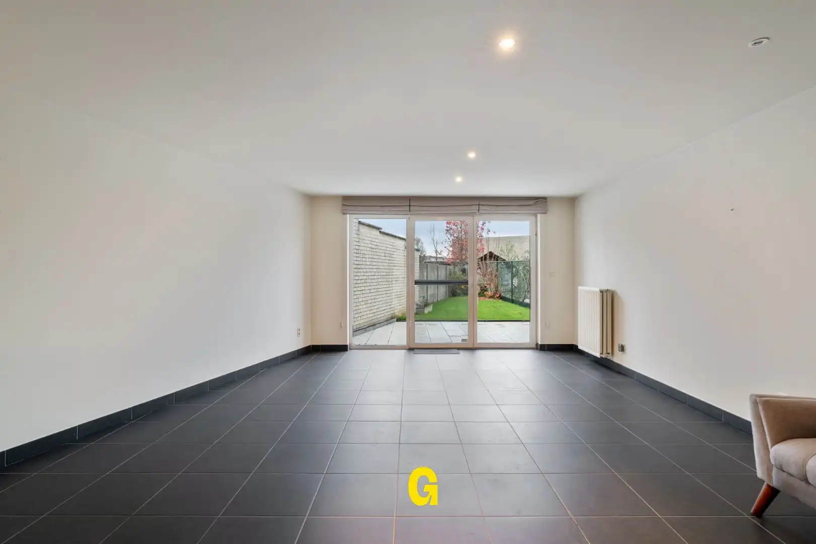 Degelijke instapklare rijwoning met drie slaapkamers, inpandige garage en tuin met terras vlakbij het centrum van Bilzen foto 9