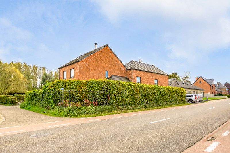 Zeer ruime en stijlvolle gezinswoning met dubbele garage en goede ligging foto 4