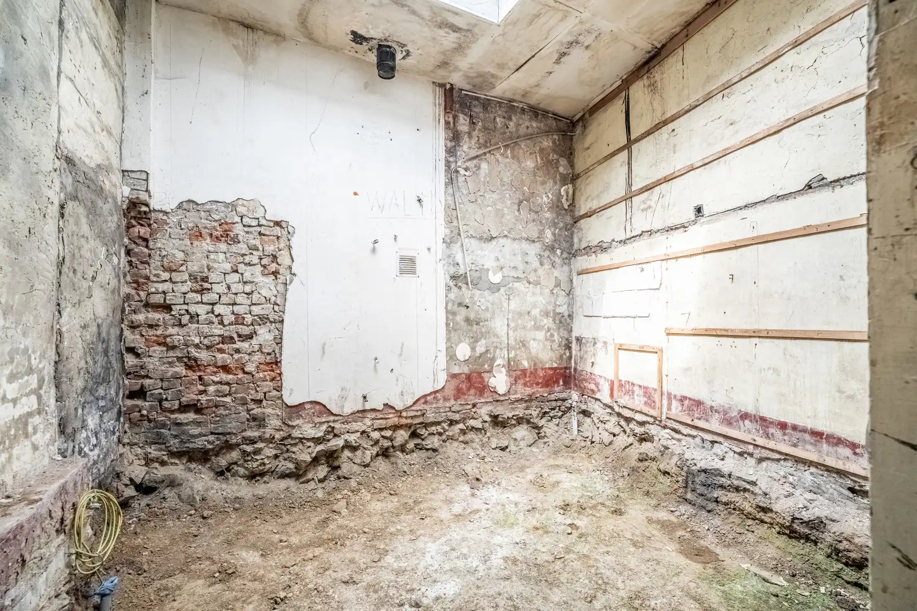 Te renoveren woning met veel potentieel foto 6