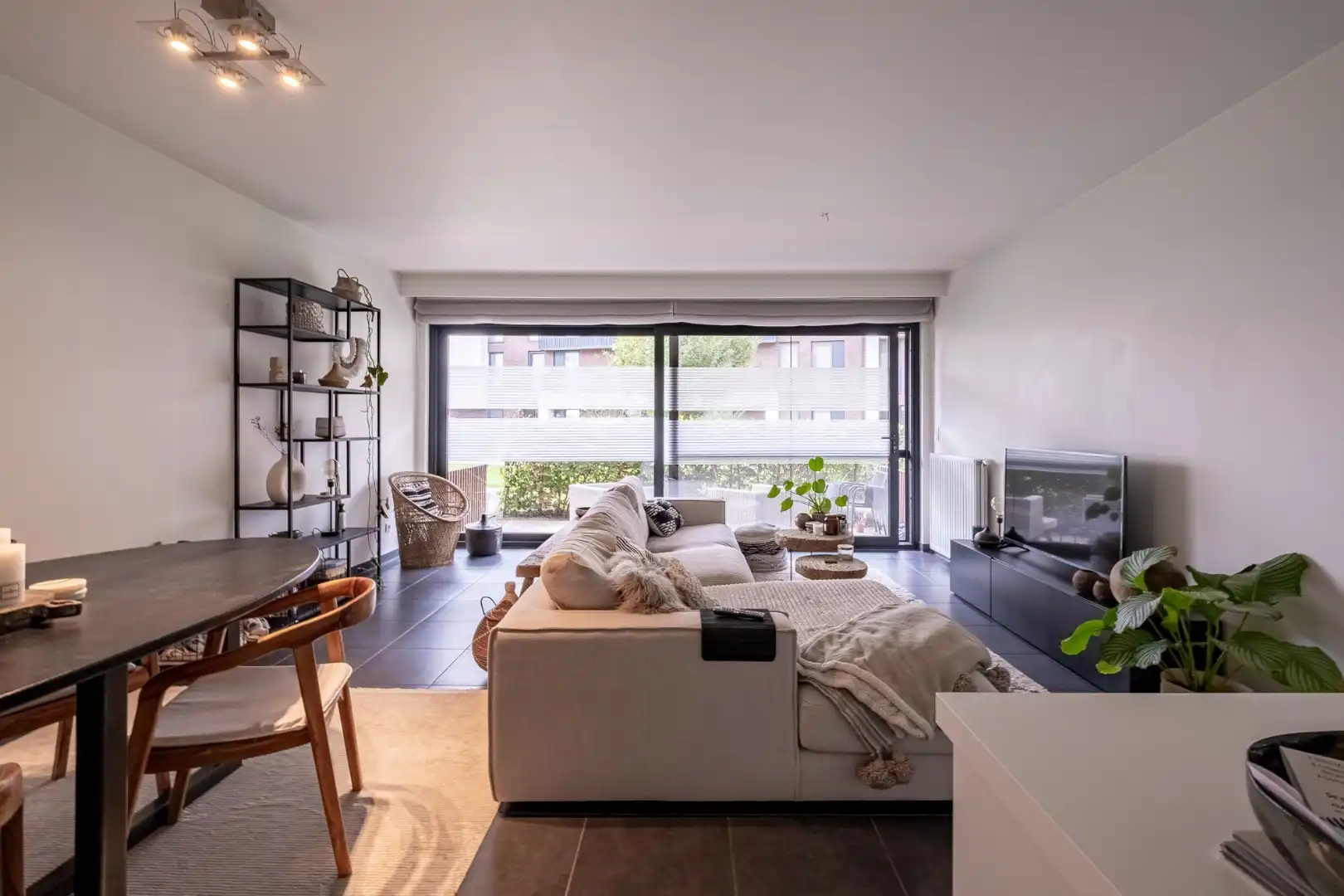 Lichtrijk gelijkvloers appartement met 2 slaapkamers en een gezellig tuintje foto 4