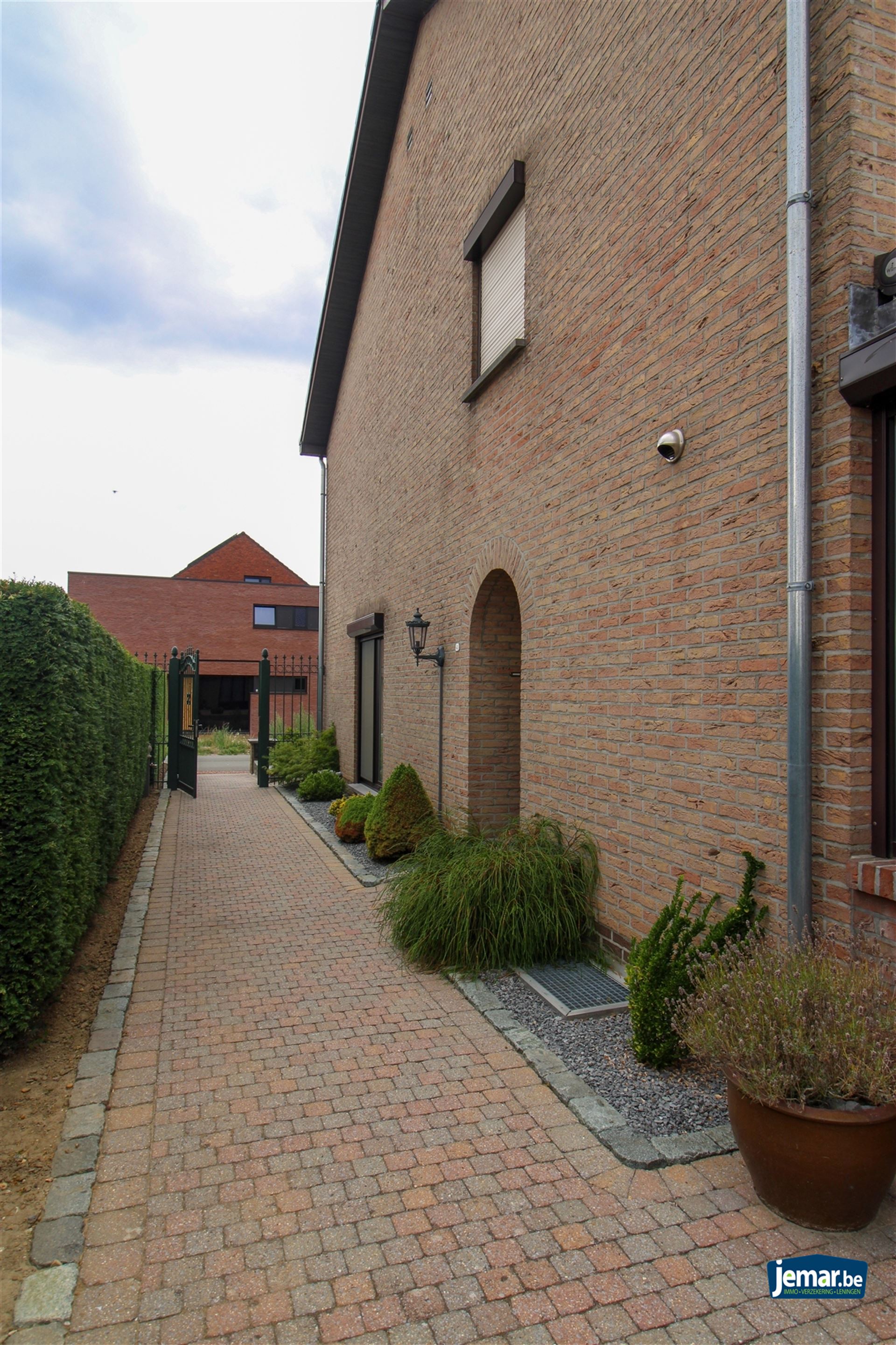 Instapklare en perfect onderhouden woning met 3 slaapkamers, 2 badkamers en een prachtige tuin van 6a74ca  in hartje Maasmechelen! foto 16