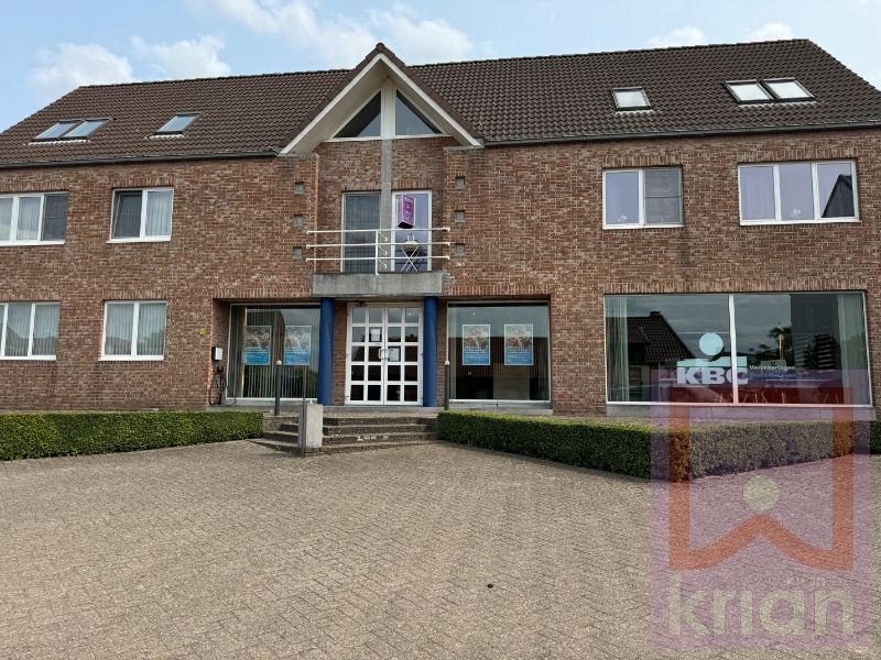 Ruim 2-slaapkamer appartement met terras en garage. foto {{pictureIndex}}