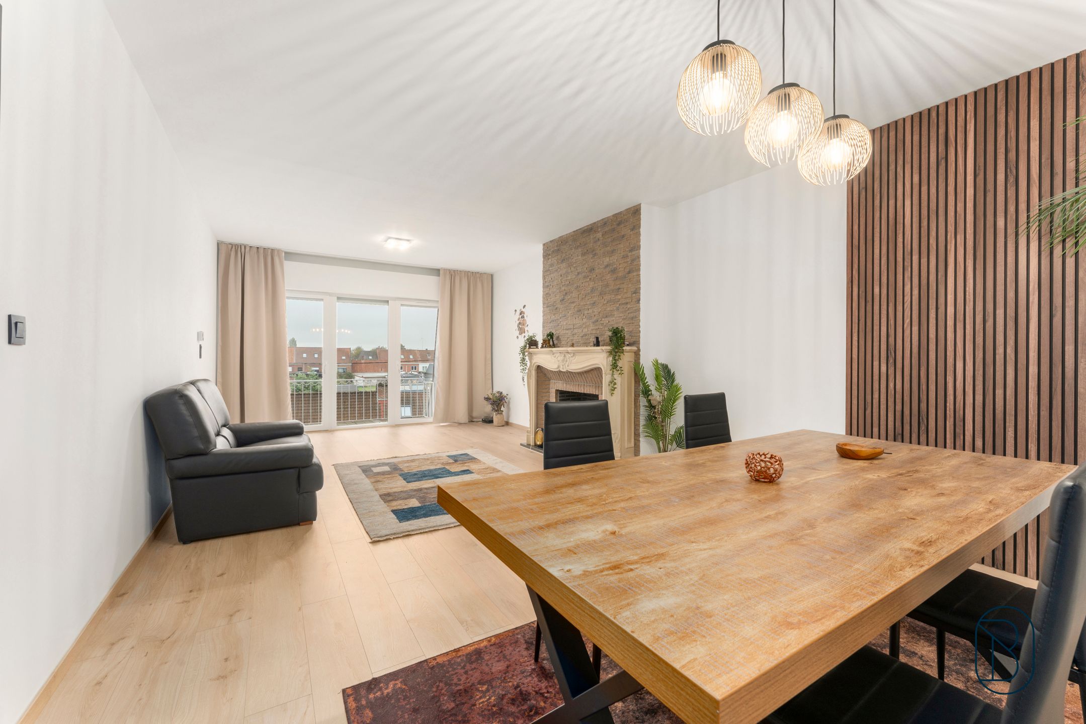 Modern gerenoveerd appartement met garage foto 2